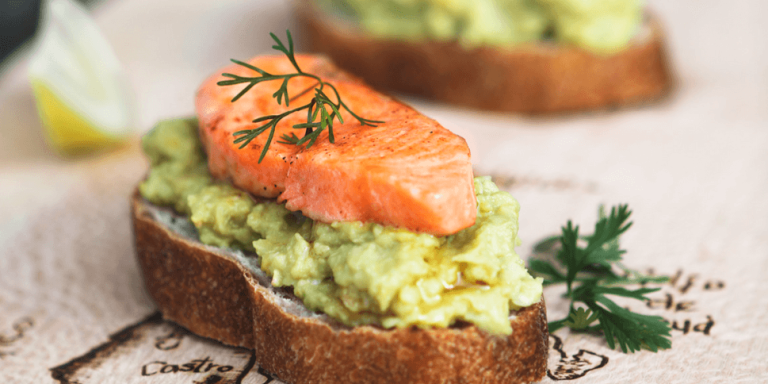 Tostadas con hummus de palta con trucha
