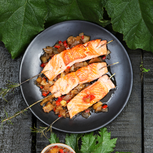 Brochetas de trucha con chutney de manzana