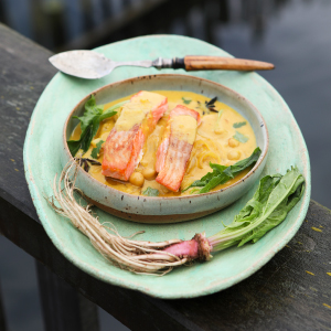 Curry de trucha con garbanzos y espinacas