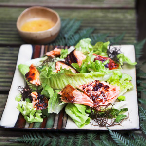 Ensalada de hojas verdes, algas y trucha grillada