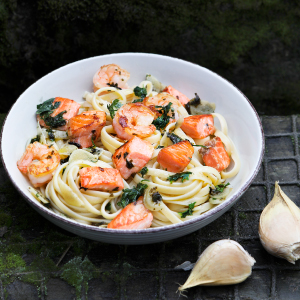 Pasta con trucha y camarones