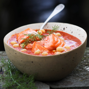Sopa de tomates, trucha y garbanzos