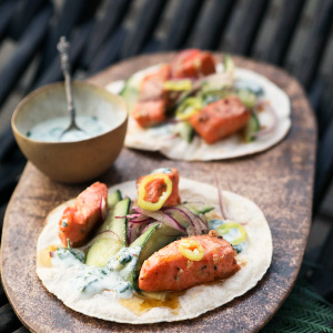 Tacos con trucha adobada y ensalada de pepinos